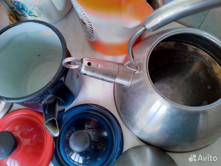 Чайники эмалированные, крышки, сковородки, кружки