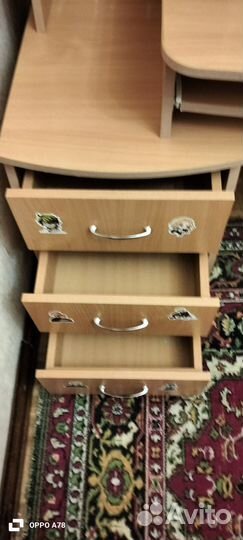 Компьютерный стол и компьютерное кресло