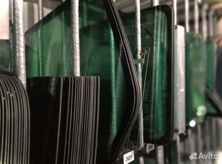 Стекло левое для JCB 8025