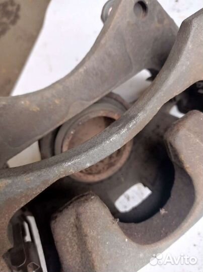 Суппорт передний Mitsubishi Outlander 3 2.0