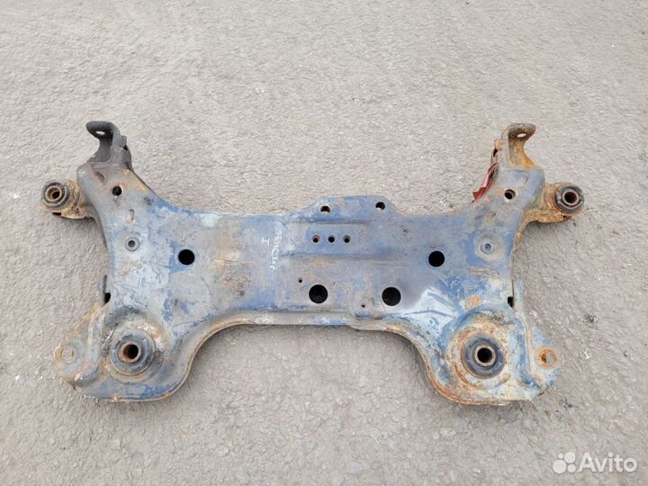 Подрамник передний на Toyota Avensis 1