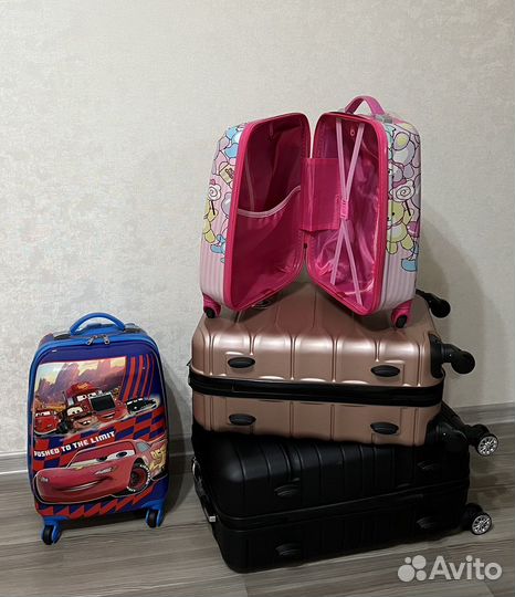 Чемодан детский на 4 колёсах новый