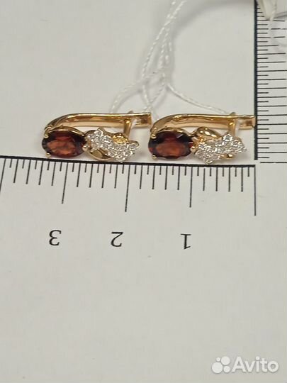 Золотые серьги с камнем