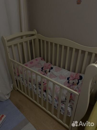 Детская кроватка с маятником