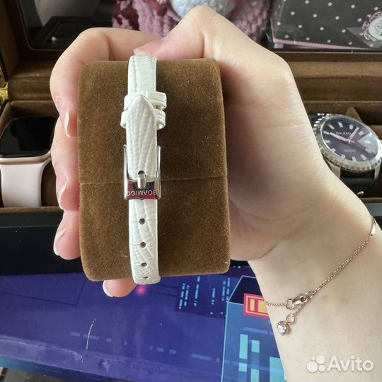 Часы женские белые со стразами boamigo