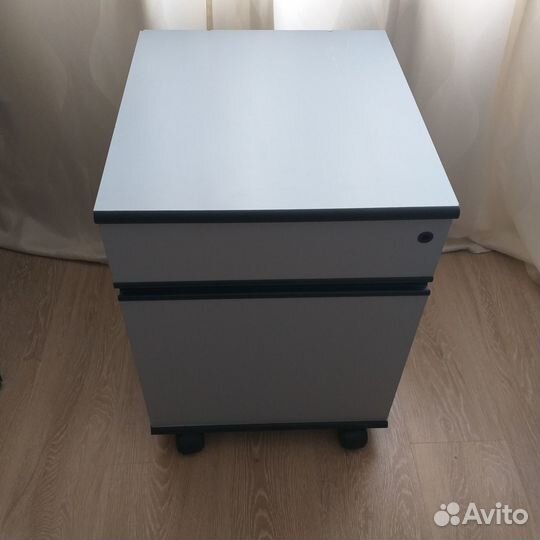 Тумбочка с подвесными папками