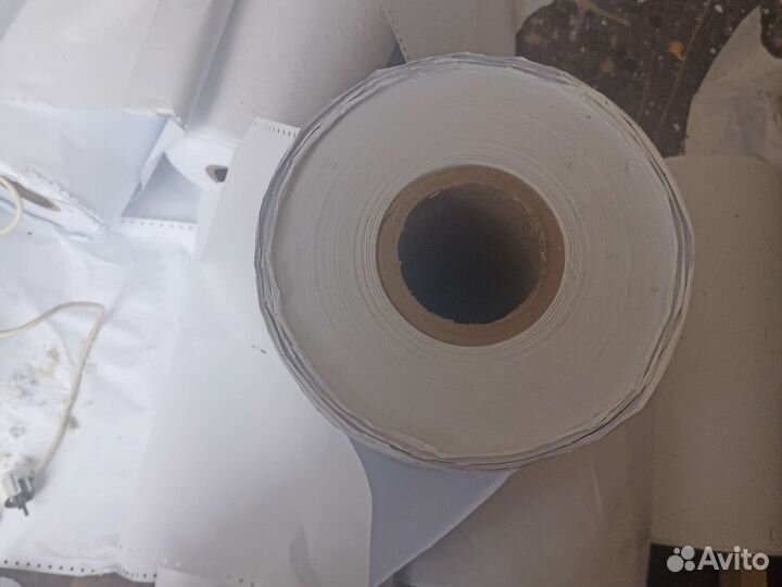 Белая бумага в рулоне на втулке