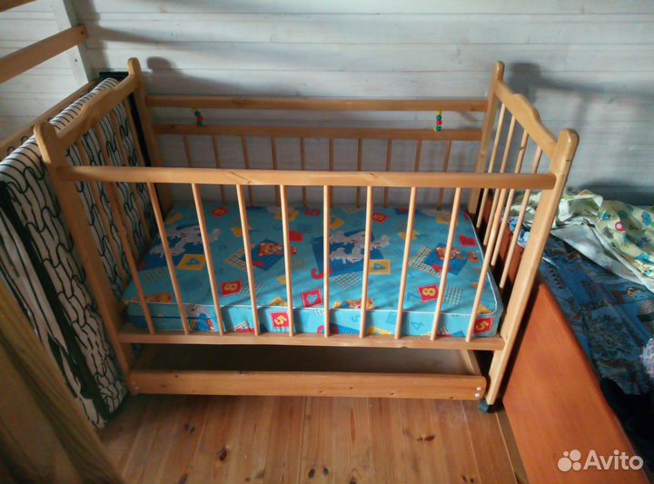 Продам детскую кроватку с матрасом