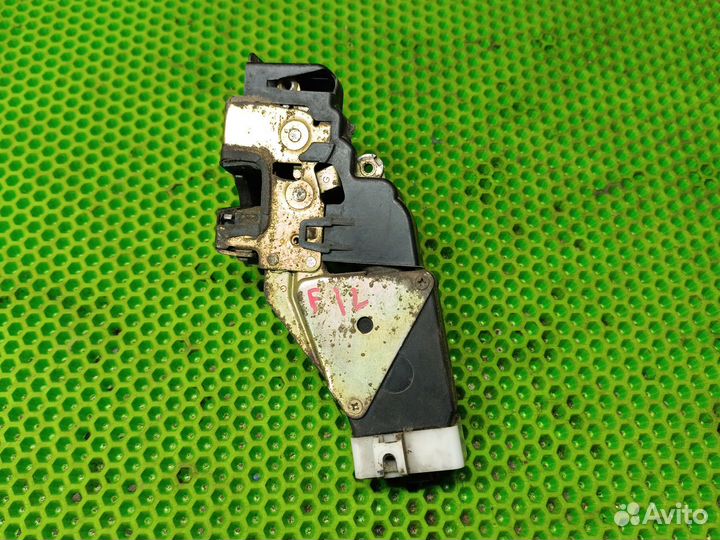 Замок двери передний левый Mitsubishi carisma