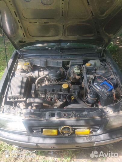 Opel Astra 1.6 МТ, 1997, битый, 350 000 км