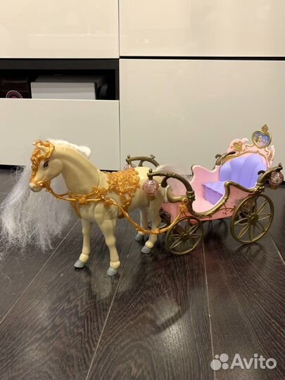 Лошадь с каретой, ржёт, ходит, но прихрамывет