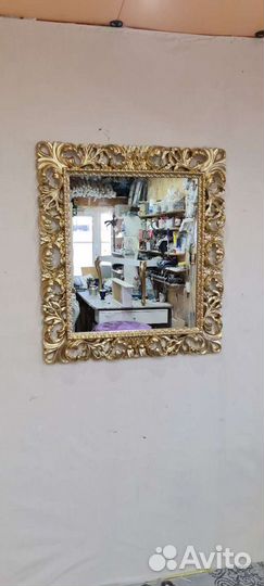 Зеркало настенное в резной раме