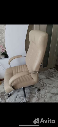 Офисное кожаное кресло руководителя
