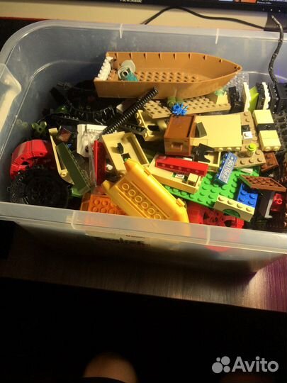 Коробка с lego+3 черные lego платформы