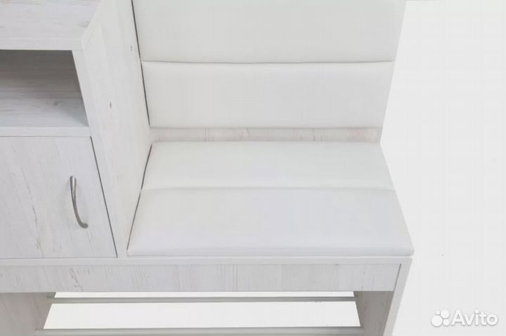 Прихожая с зеркалом и вешалкой