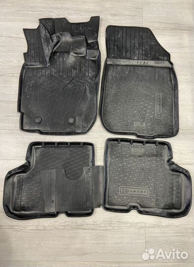 Оригинальные резиновые ковры Renault Duster 1