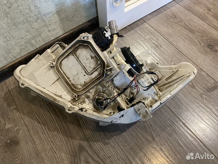 Toyota belta фара правая оригинальная