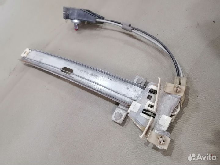 Стеклоподъемн.перед.прав.Mazda 323 1989