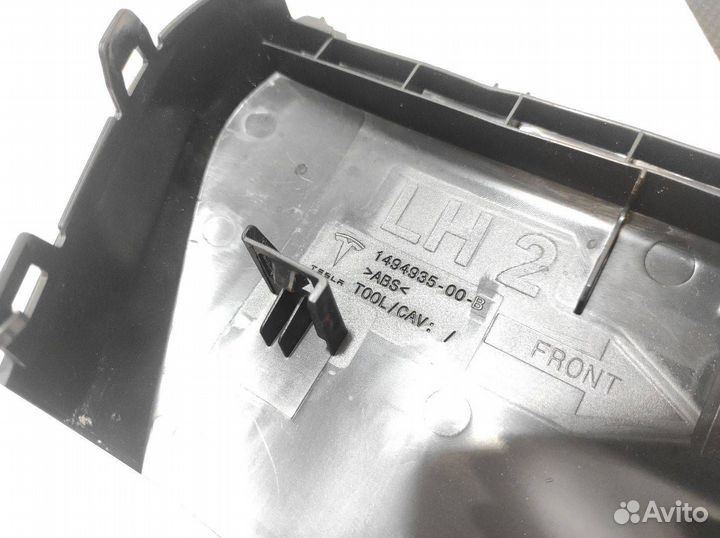 Накладка декоративная основания сидений 1-го ряда