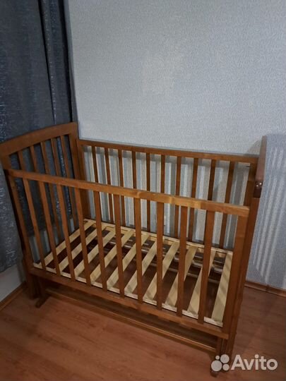 Детская кроватка с маятником