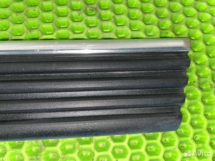 Молдинг заднего правого крыла Chevrolet Tahoe GMT4