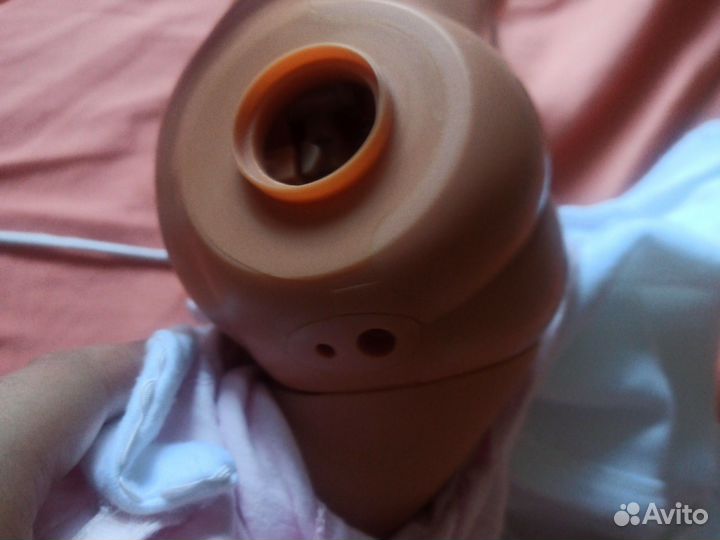 Кукла беби анабель со сломанной ногой и одеждой