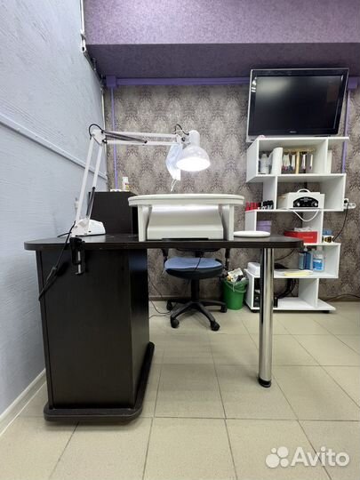 Маникюрный стол