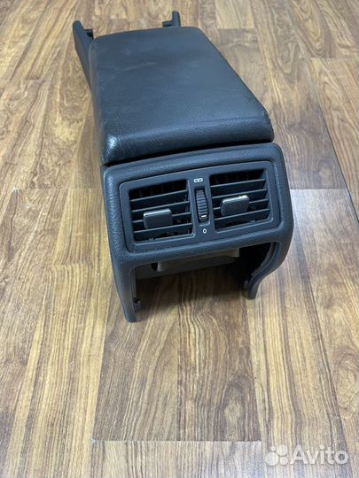 Подлокотник на мерседес 210