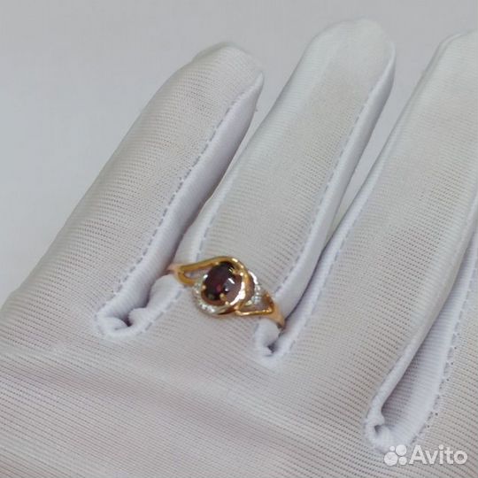 Золотое кольцо с камнем 18р