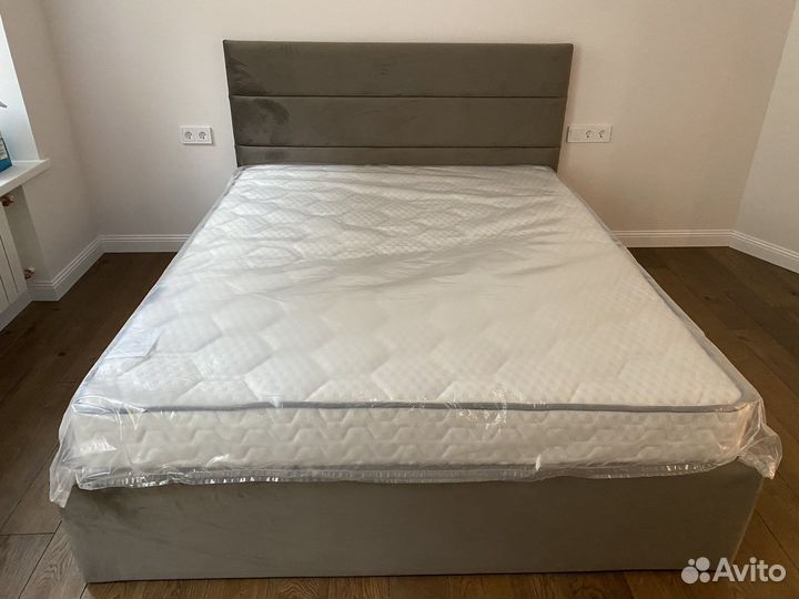 Кровать с мягким изголовьем