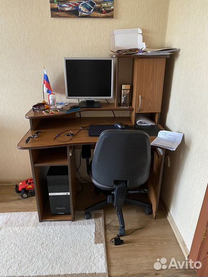 Компьютерный стол, стул и компьютер