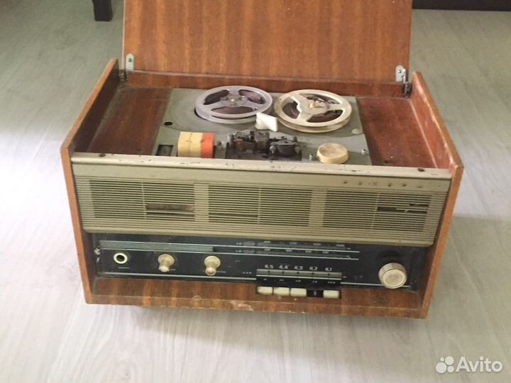 Катушечный магнитофон, радиоприёмник Рекорд