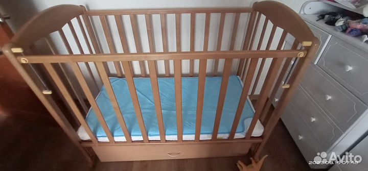 Детская кроватка с маятником и ящиком