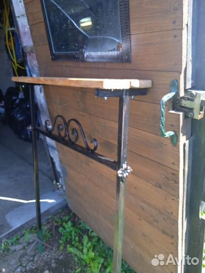 Стол и скамейка на кладбище