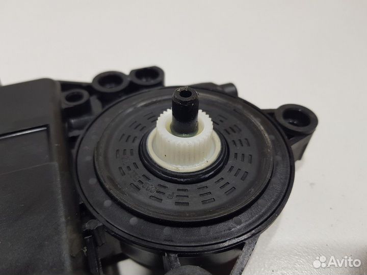 Моторчик стеклоподъемника задний левый