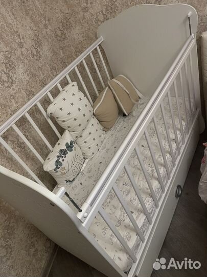 Детская кроватка с маятником