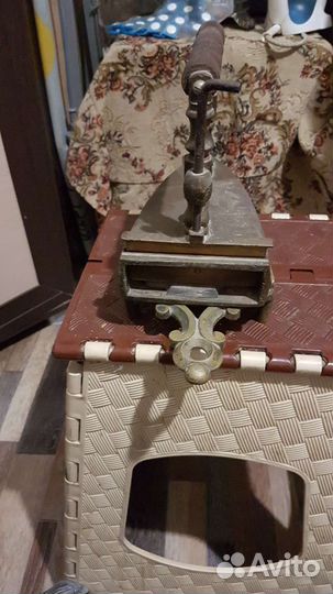 Утюг старинный с подставкой бронза душа не родная