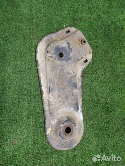 Кронштейн передний правый Opel Astra 2010