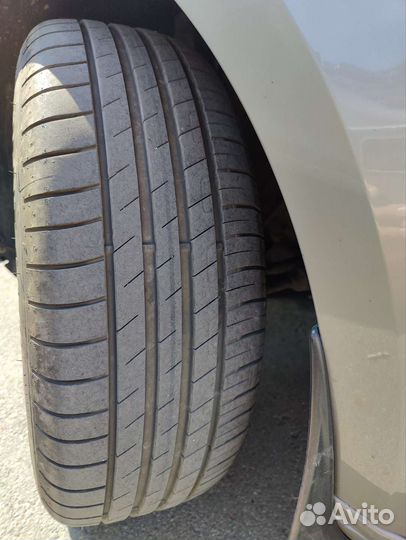 Goodyear EfficientGrip Performance 215/60 R16 99