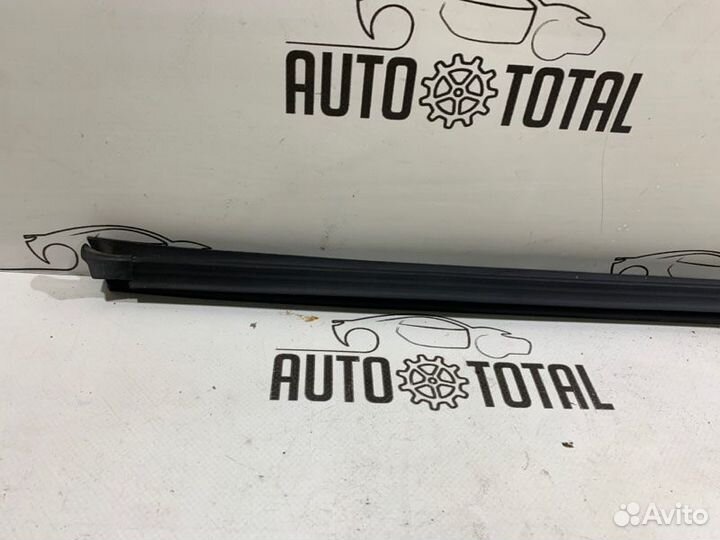 Накладка стекла двери передняя левая Kia Ceed JD