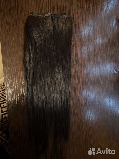 Волосы на заколках черные