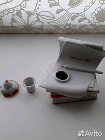 Фарфоровая статуэтка чернильница