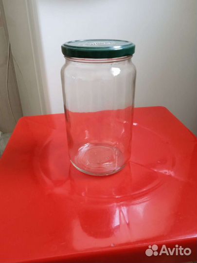 Стеклянные бутылки и банки с винтовыми крышками