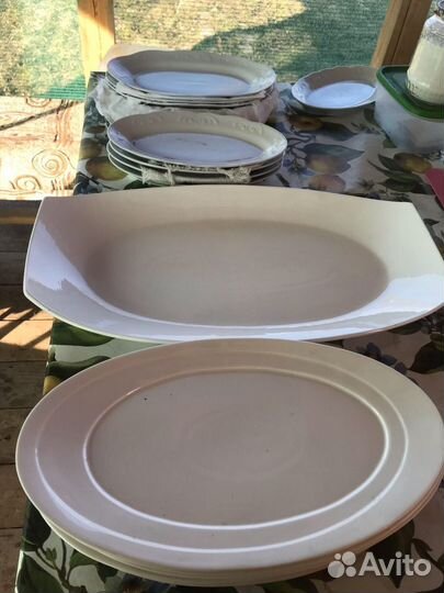 Много различной посуды для кафе и дома