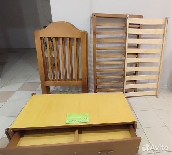 Детская кроватка с маятником и ящиком