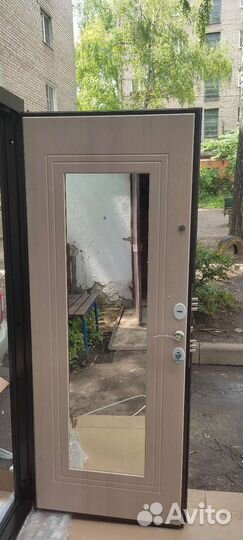 Дверь входная с зеркалом