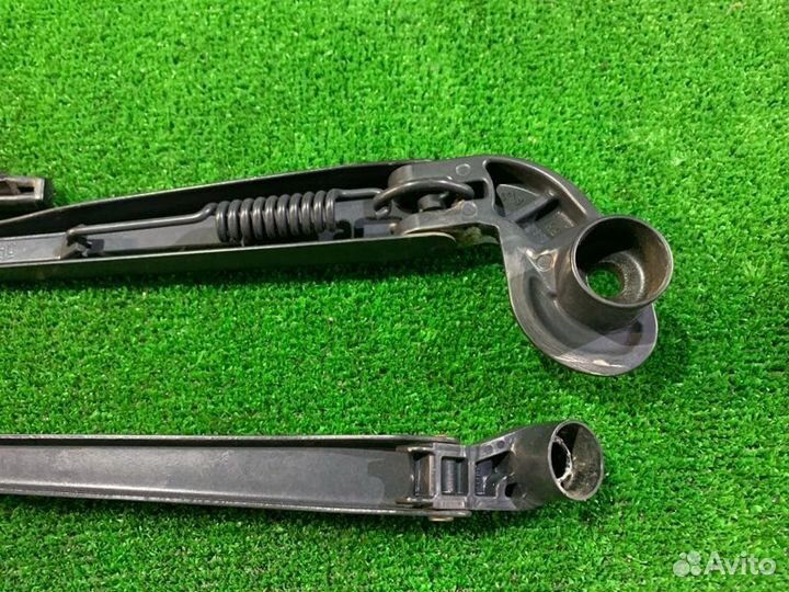 Держатель дворника Toyota Ractis NCP125 1NZ-FE