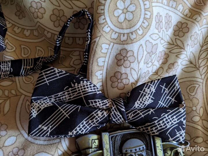 Галстук, галстук бабочка и бензиновая зажигалка