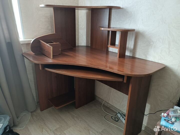 Угловой компьютерный стол