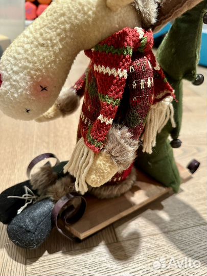 Олень на санках